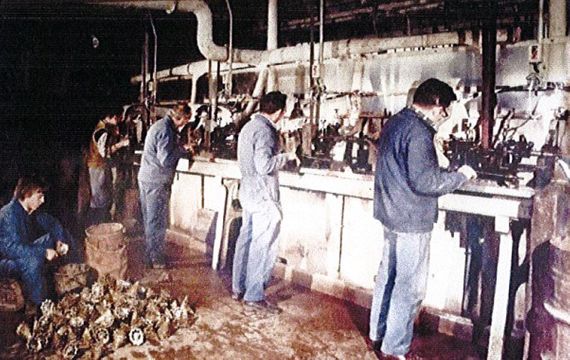 Ouvriers à l'atelier de découpe Mercier
